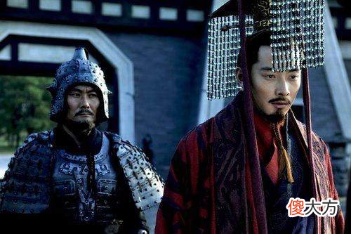 【历史故事】许都有人放火叛乱，曹操把群臣分为两方，却杀死救火的一方