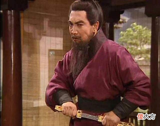 【历史故事】许都有人放火叛乱，曹操把群臣分为两方，却杀死救火的一方