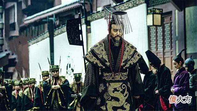 【历史故事】许都有人放火叛乱，曹操把群臣分为两方，却杀死救火的一方