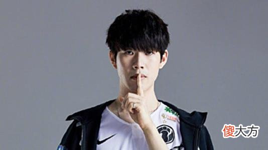 【游戏世界】IG败给FPX后，官博沦陷了！粉丝嘲讽Theshy：还敢自称晒老师吗？