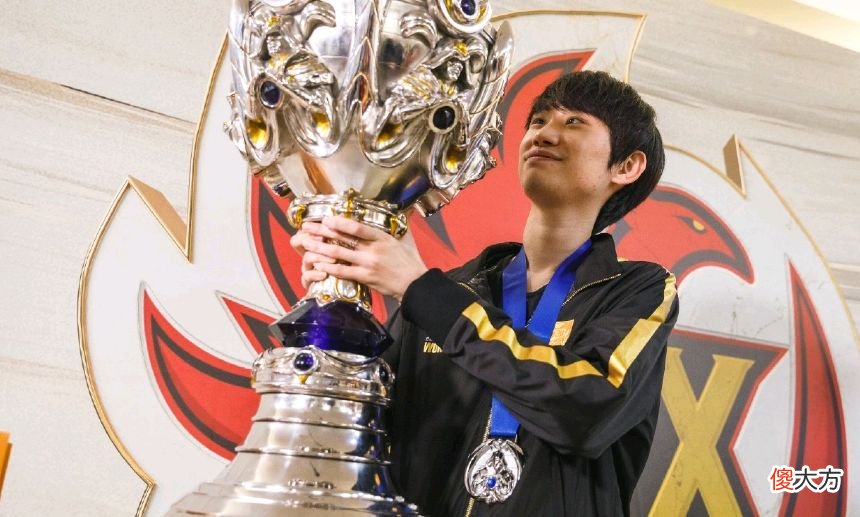 【游戏世界】LPL教练预备人选有多少？Xinyi直播提名两人：没有选手会不听他们的