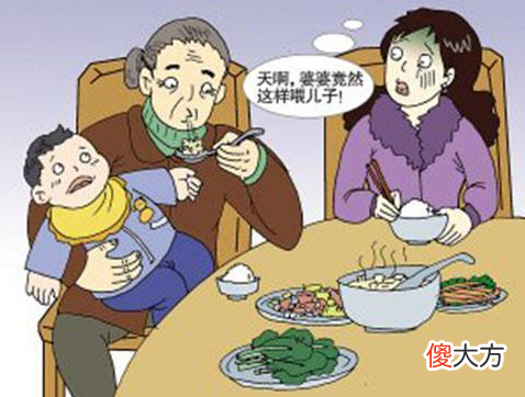 奶奶嚼碎食物喂孙子，儿媳妇拦不住，大姑姐机智化解