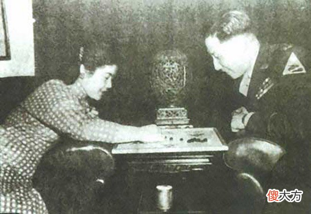 【爱历史】娶小20岁后妻，却难忘旧爱，临终遗言要与前妻合葬，后妻帮他完成
