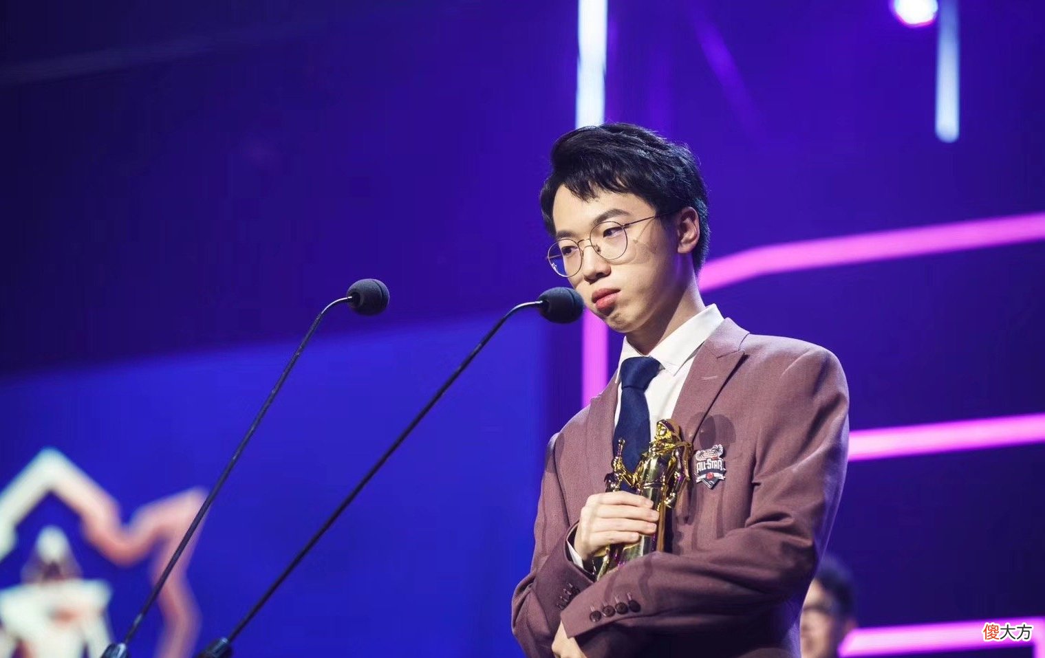 【游戏世界】16位LOL女解说令人羡慕，LOL手游解说合照流出，若风妻子Cat在列