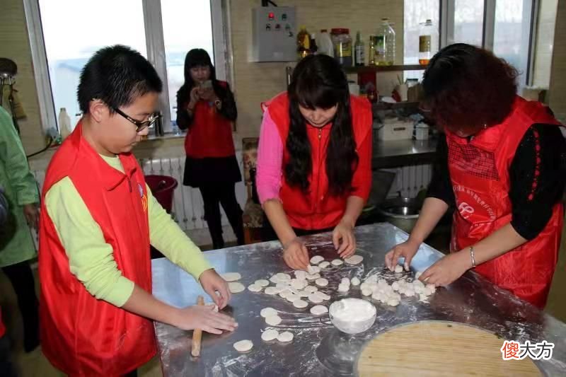 家长以身作则，树立一个好榜样，引导孩子树立正确的价值观
