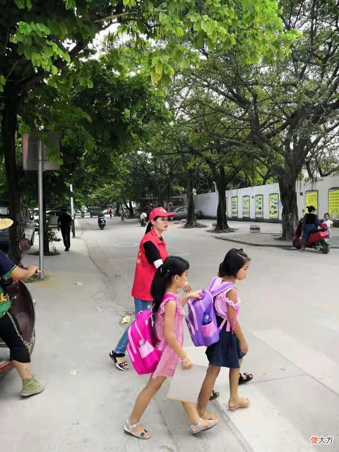 家长以身作则，树立一个好榜样，引导孩子树立正确的价值观