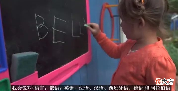 因为有个“话痨”妈妈，7岁女孩掌握8门外语，妈妈：她不是天才