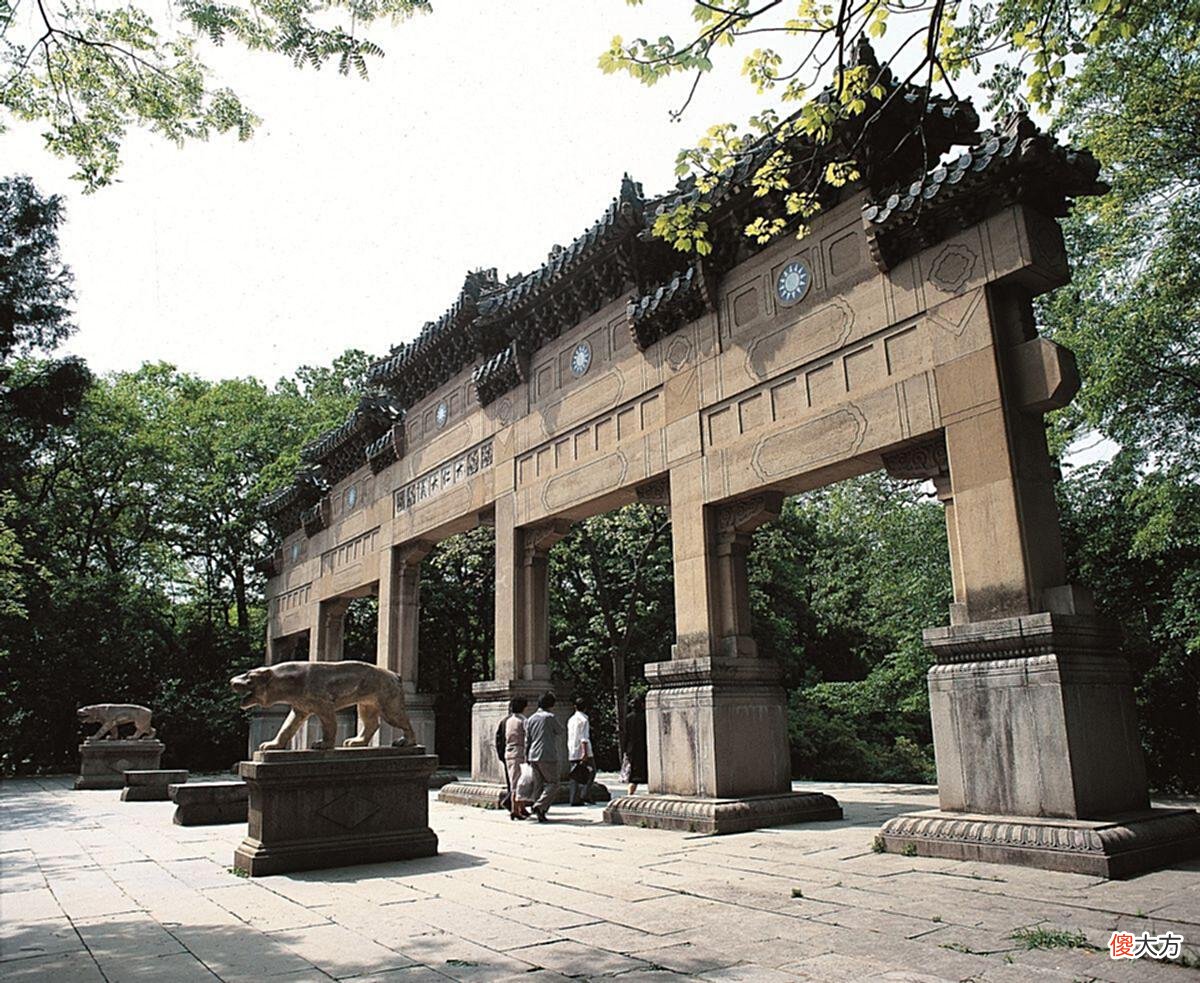 【历史故事】进入明孝陵，走走百官拜谒朱元璋的道路，欣赏紫霞湖美景