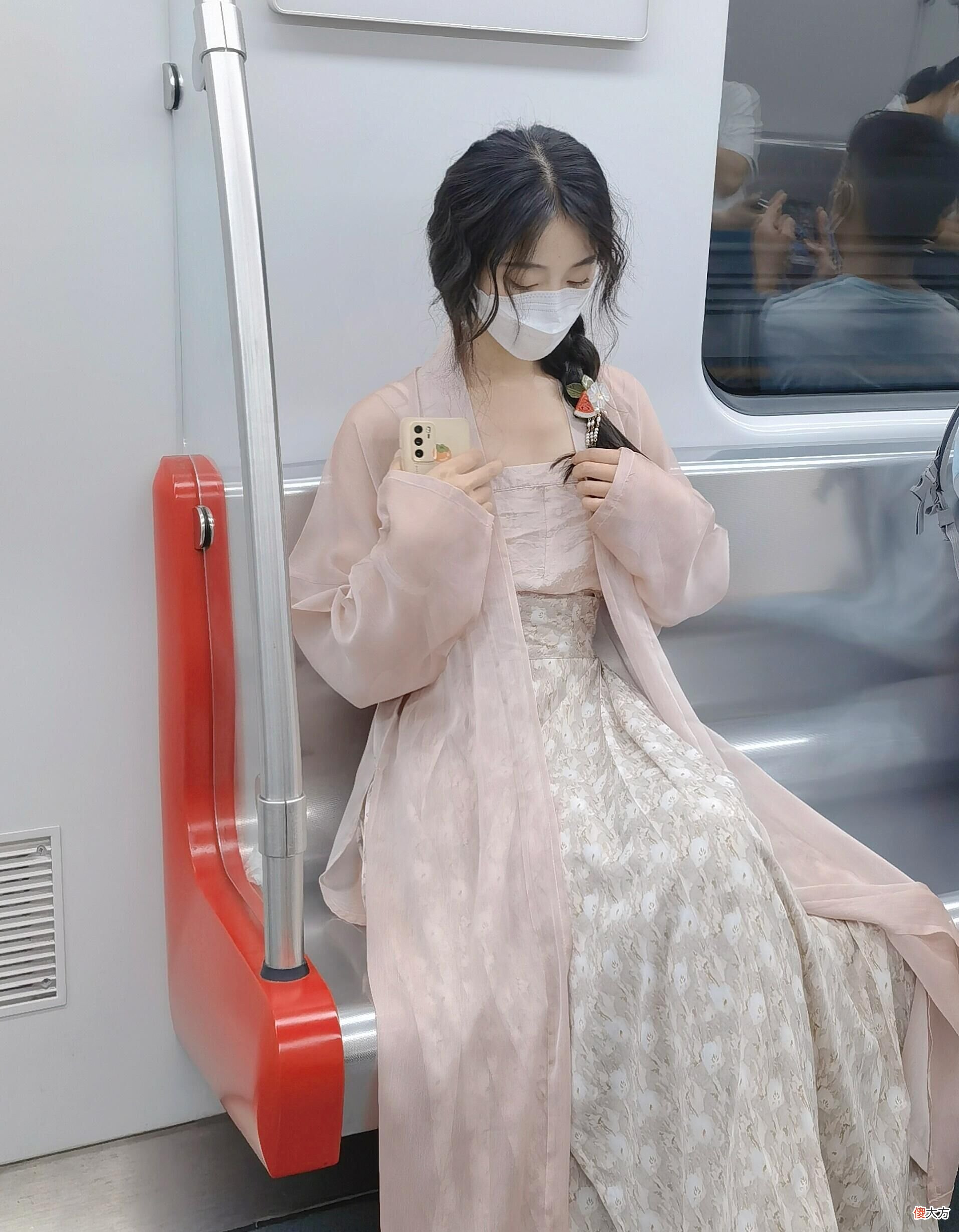 【就爱时尚】中国地铁里的“美人”就是多!穿着汉服超养眼,气质更是高级
