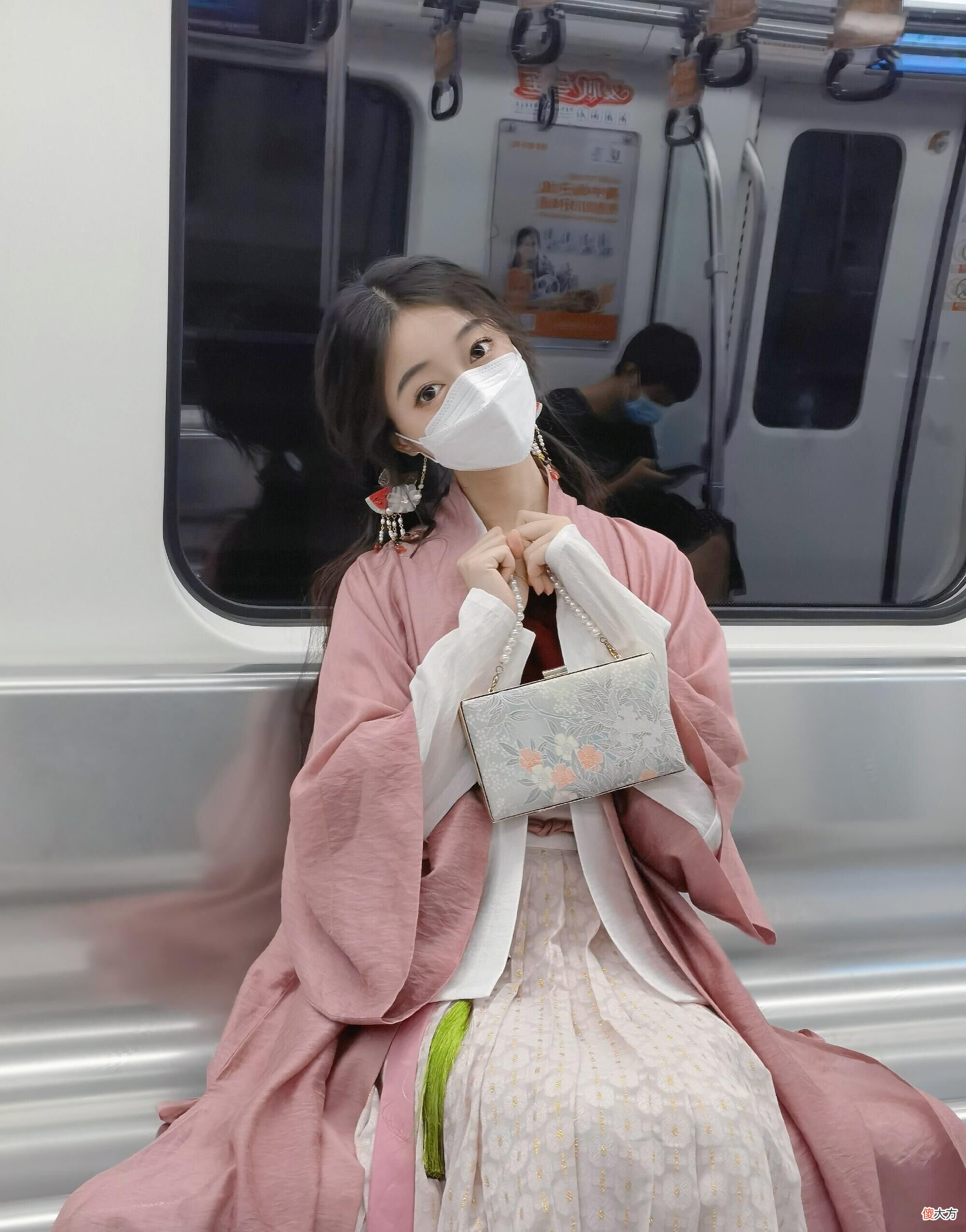 【就爱时尚】中国地铁里的“美人”就是多!穿着汉服超养眼,气质更是高级