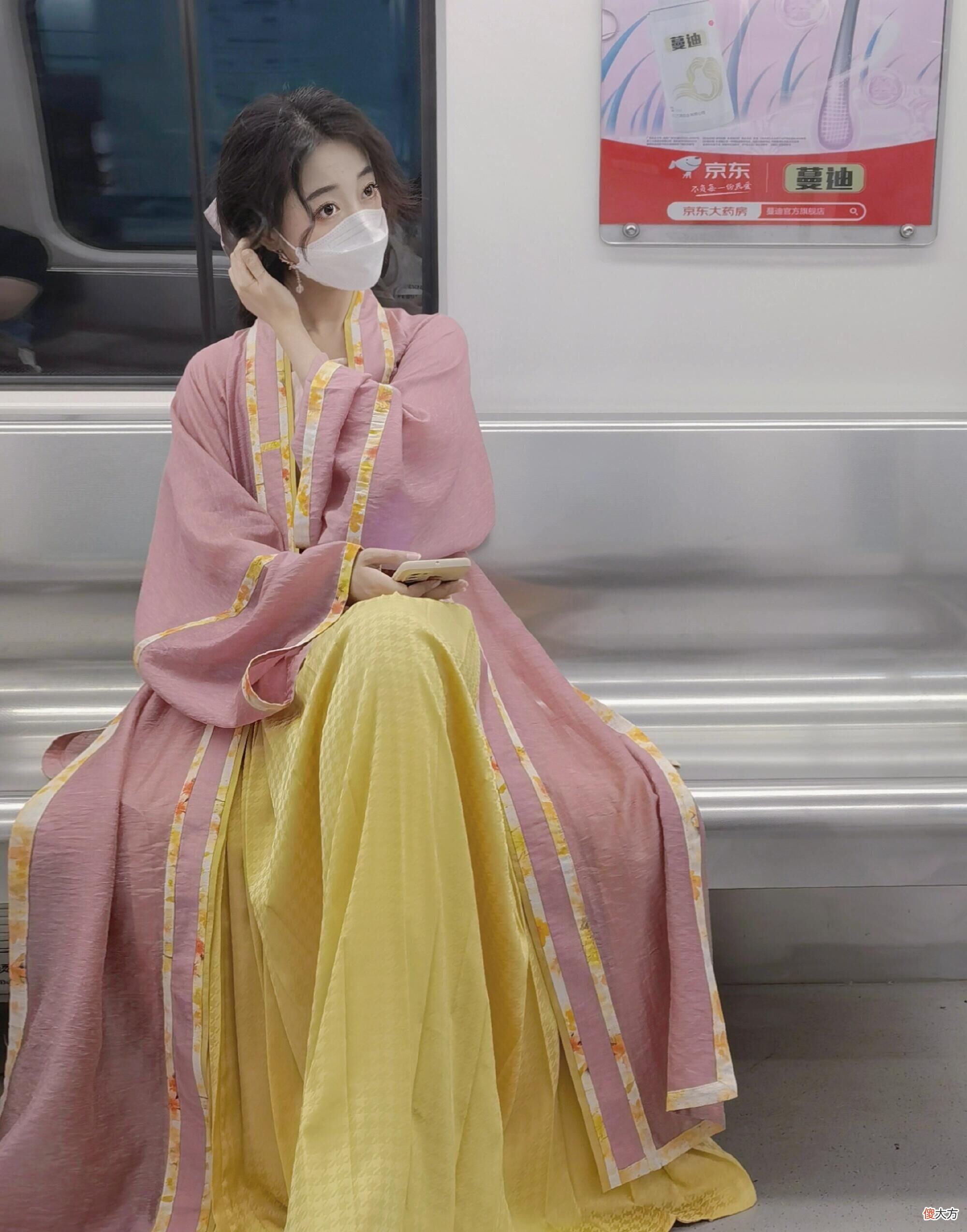 【就爱时尚】中国地铁里的“美人”就是多!穿着汉服超养眼,气质更是高级
