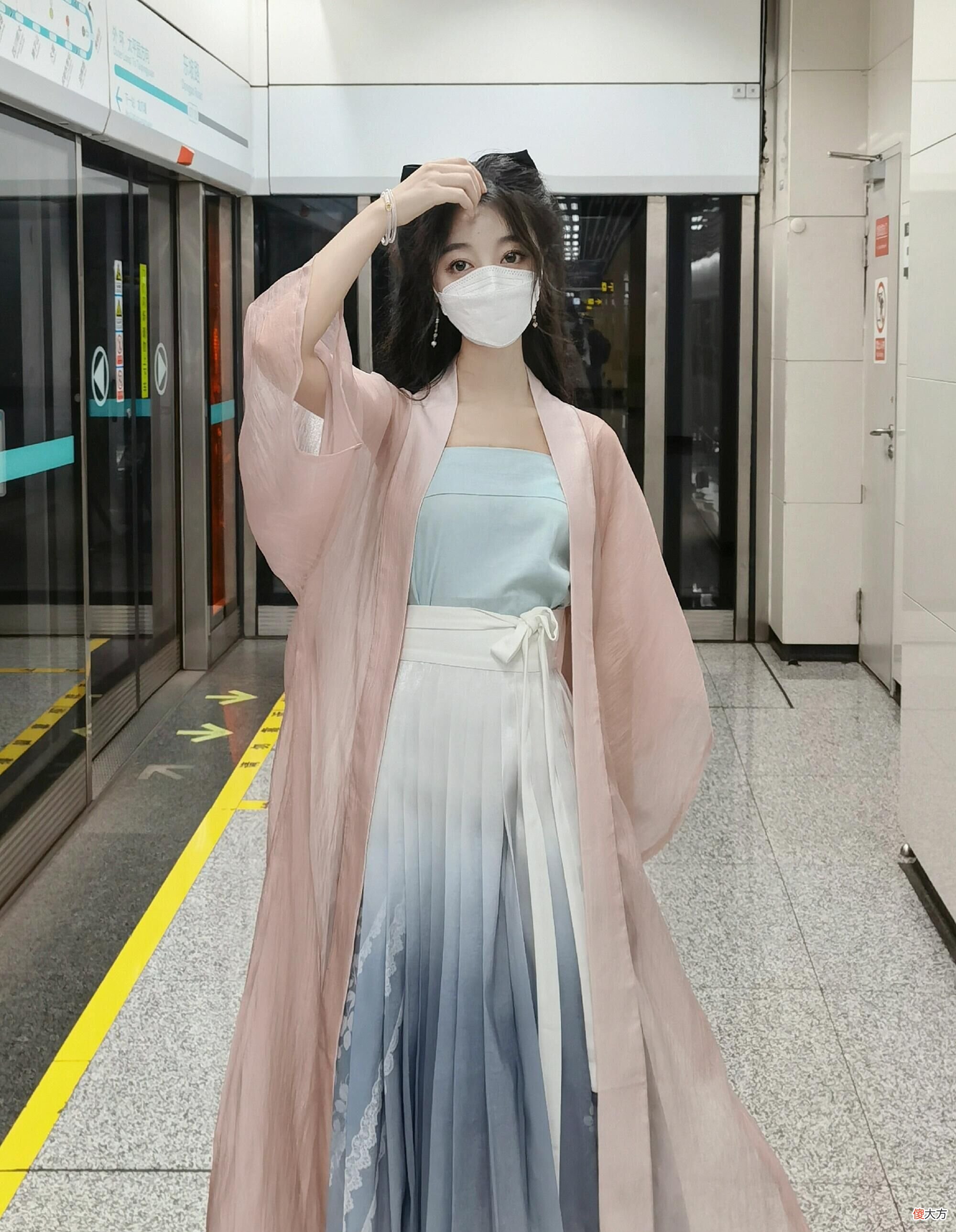 【就爱时尚】中国地铁里的“美人”就是多!穿着汉服超养眼,气质更是高级