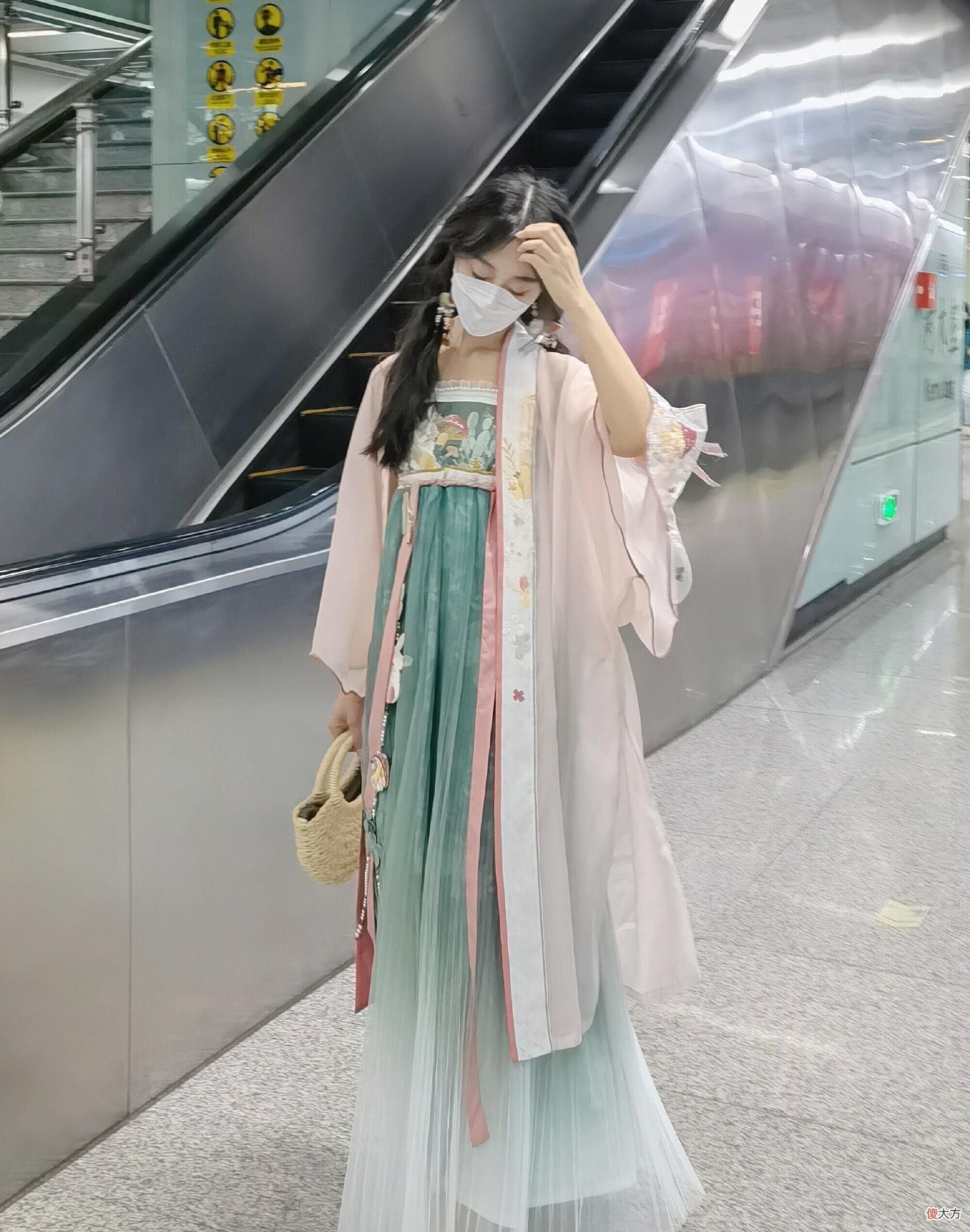 【就爱时尚】中国地铁里的“美人”就是多!穿着汉服超养眼,气质更是高级