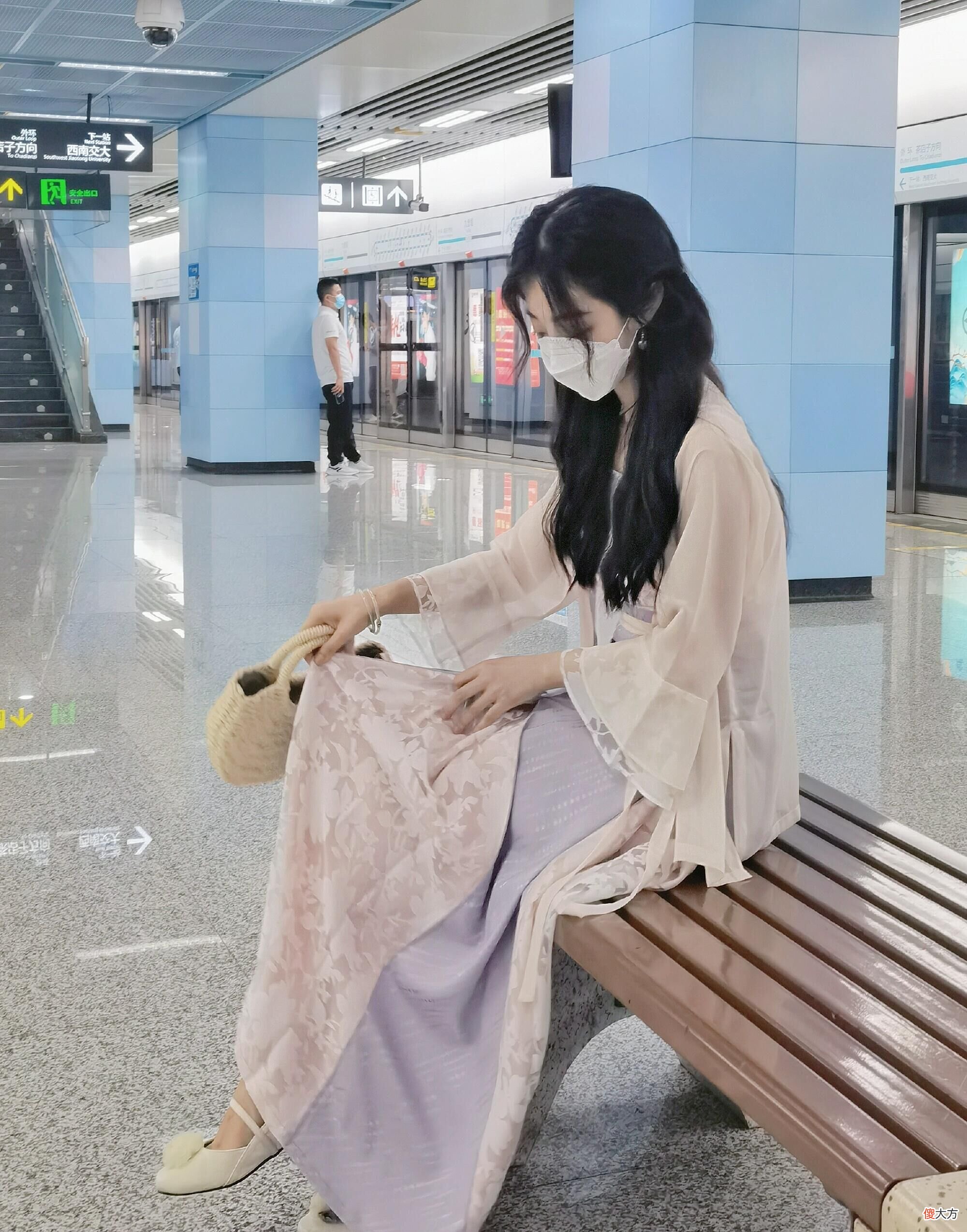 【就爱时尚】中国地铁里的“美人”就是多!穿着汉服超养眼,气质更是高级