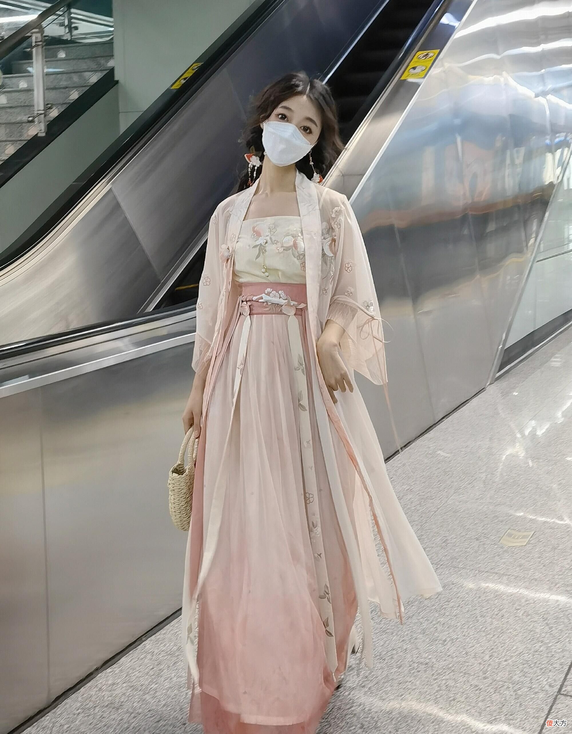 【就爱时尚】中国地铁里的“美人”就是多!穿着汉服超养眼,气质更是高级