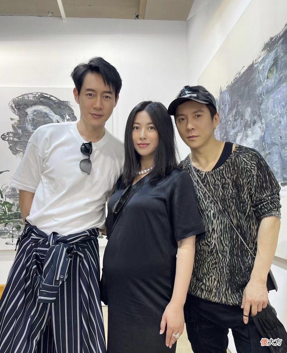 chic孕妈穿搭,“带球工作”的孕妈,如何舒服自己又不邋遢?