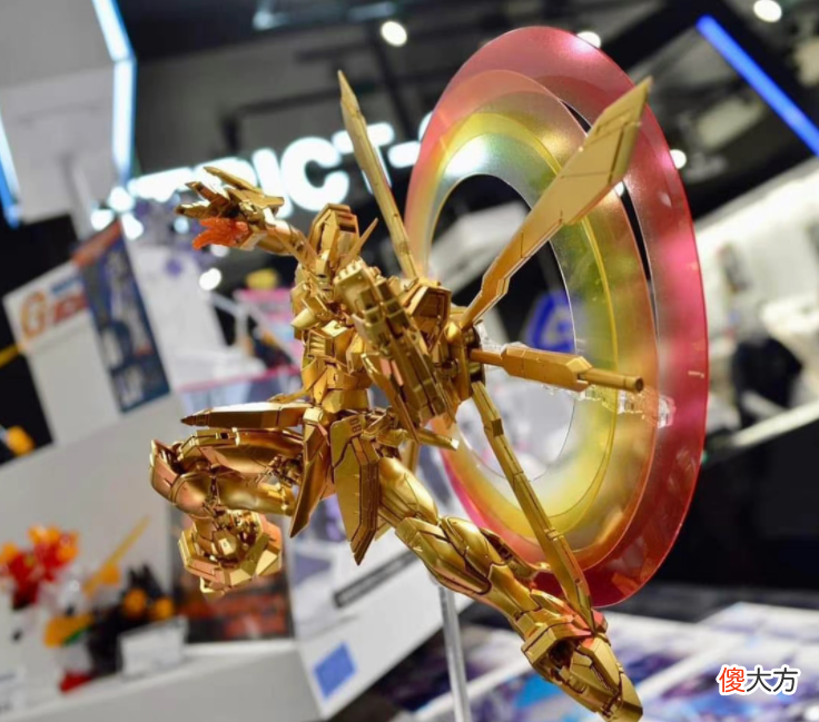 【游戏世界】rg神高达和多蒙放一起展示其强大的可动性，官方很难说错过