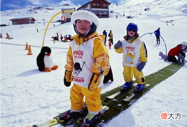 芬兰爸妈带孩子滑雪,专门让孩子摔跤,“另类教育”原因为何?