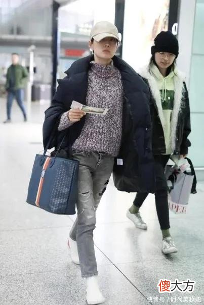 【就爱时尚】马伊琍真会穿,白色毛衣配针织半身裙优雅大气,45岁气质好出众