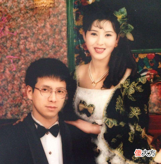 “我妈是不是看上我爸的钱”网友晒父母年轻时照片，颜值差距明显