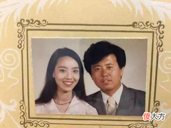 “我妈是不是看上我爸的钱”网友晒父母年轻时照片，颜值差距明显