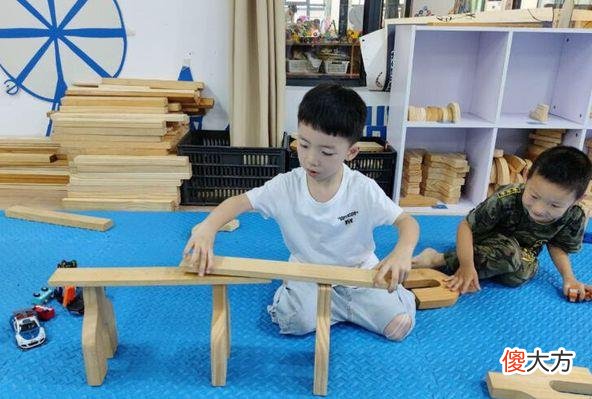 教育局下发通知，幼儿园离园时间有变化，晚下班的家长开心不已