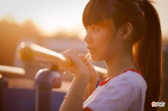 女孩第一次来例假，聪明的妈妈会告诉她4句话，女儿受用一生