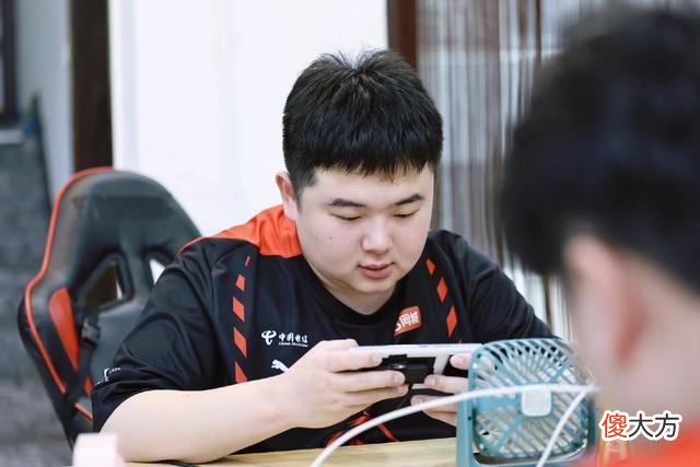 【游戏世界】ag超玩会3-0横扫we，晋级季后赛，老板菲菲发文：太开心了