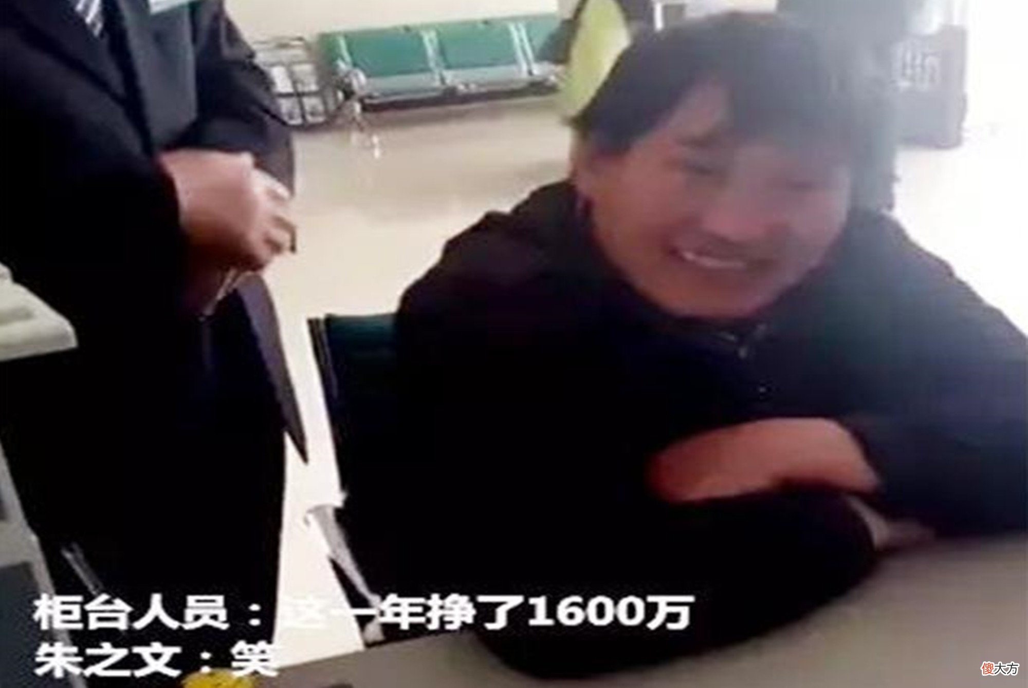 草根歌手大衣哥“虎父出犬子”，一双儿女颓废无能，教育无关穷富