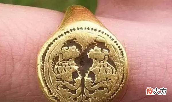 【历史故事】英国工人发现半出土戒指，鉴宝专家鉴定，专家：已有300年历史