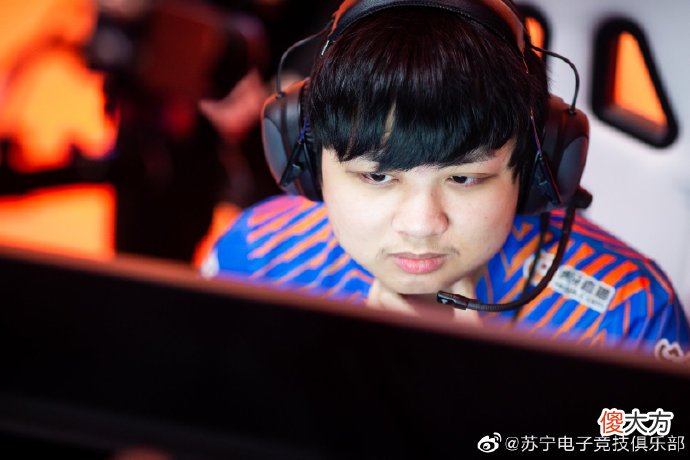 【游戏世界】小天直播回顾决赛，直呼第二局犯病，Sofm：送完礼物后有点尴尬