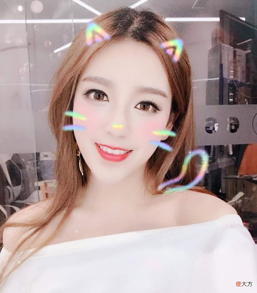 【游戏迷】电竞女神Rita素颜照曝光，粉丝直接取关，实际颜值见仁见智