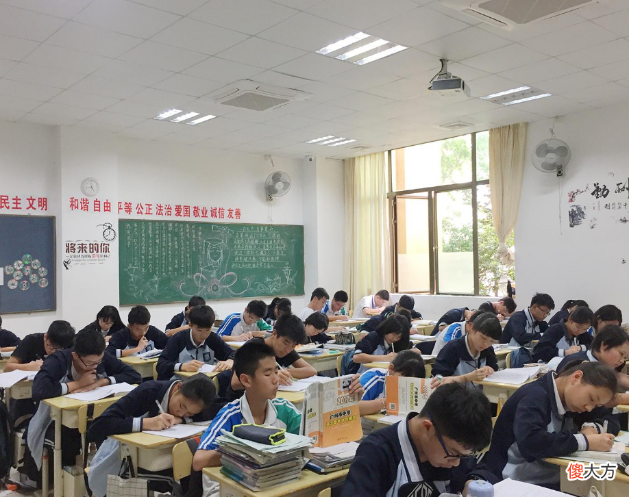 孩子青春期叛逆，家长不能盲目满足孩子要求，要适当拒绝有方法