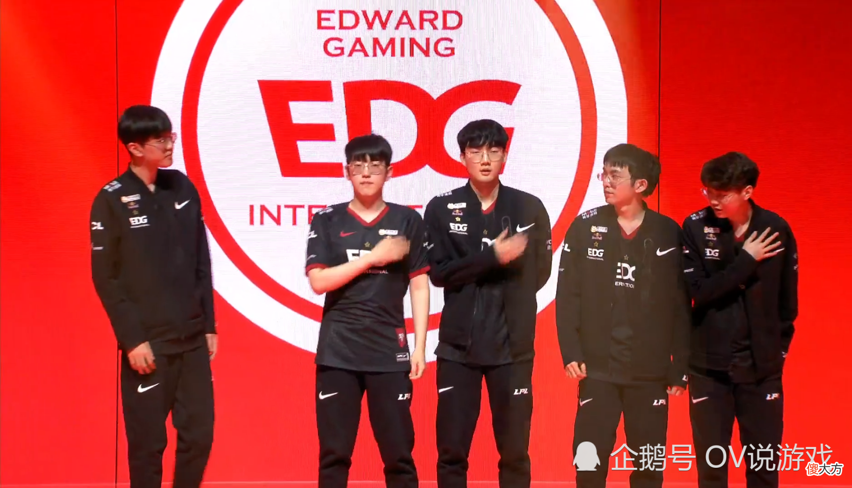【游戏世界】EDG过分了啊“两拨泉水开车，2比0血虐JDG”！不愧是S11冠军队！