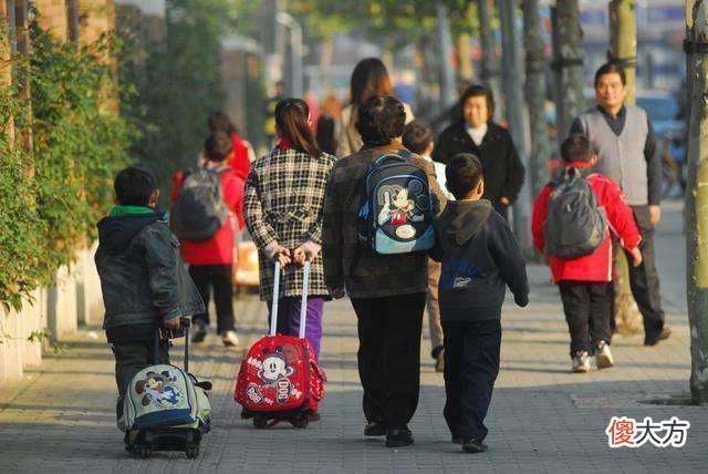 专家批评中国家长接送孩子，家长：我家孩子我会接送到上大学！