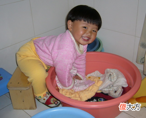 孩子的衣服别在阳台“过夜”，并非老一辈迷信，3个原因伤不起