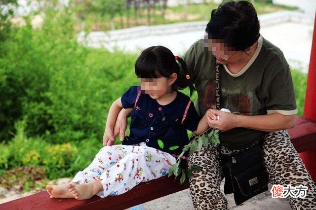 老人“假带娃”流行，表面上尽职尽责，背后真实做法让宝妈心寒