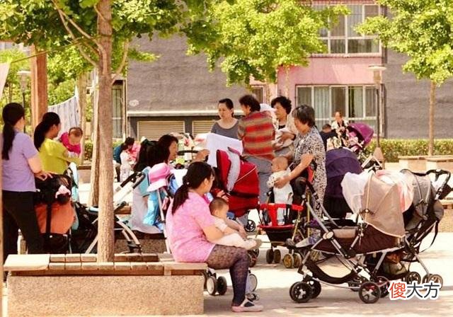 老人“假带娃”流行，表面上尽职尽责，背后真实做法让宝妈心寒