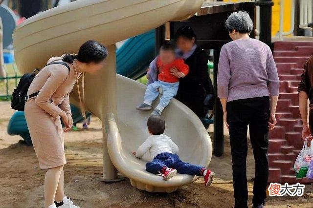 老人“假带娃”流行，表面上尽职尽责，背后真实做法让宝妈心寒