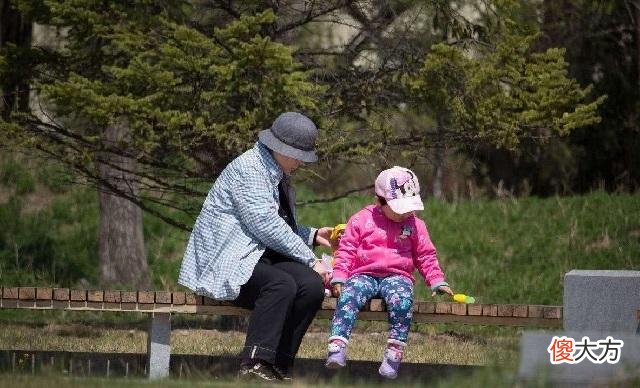老人“假带娃”流行，表面上尽职尽责，背后真实做法让宝妈心寒