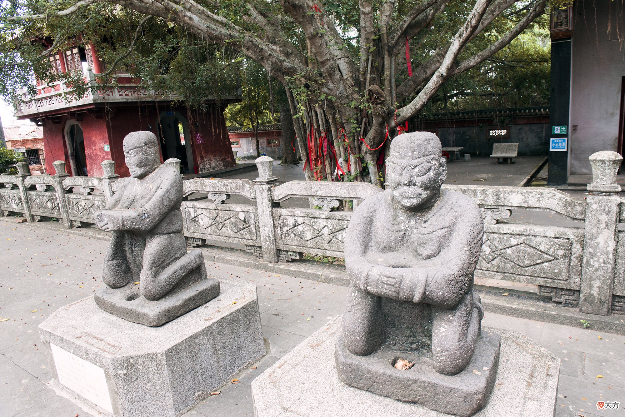 【历史故事】广州湛江有座庙宇，外观并无不同，大殿前却跪着4个很奇怪的石人