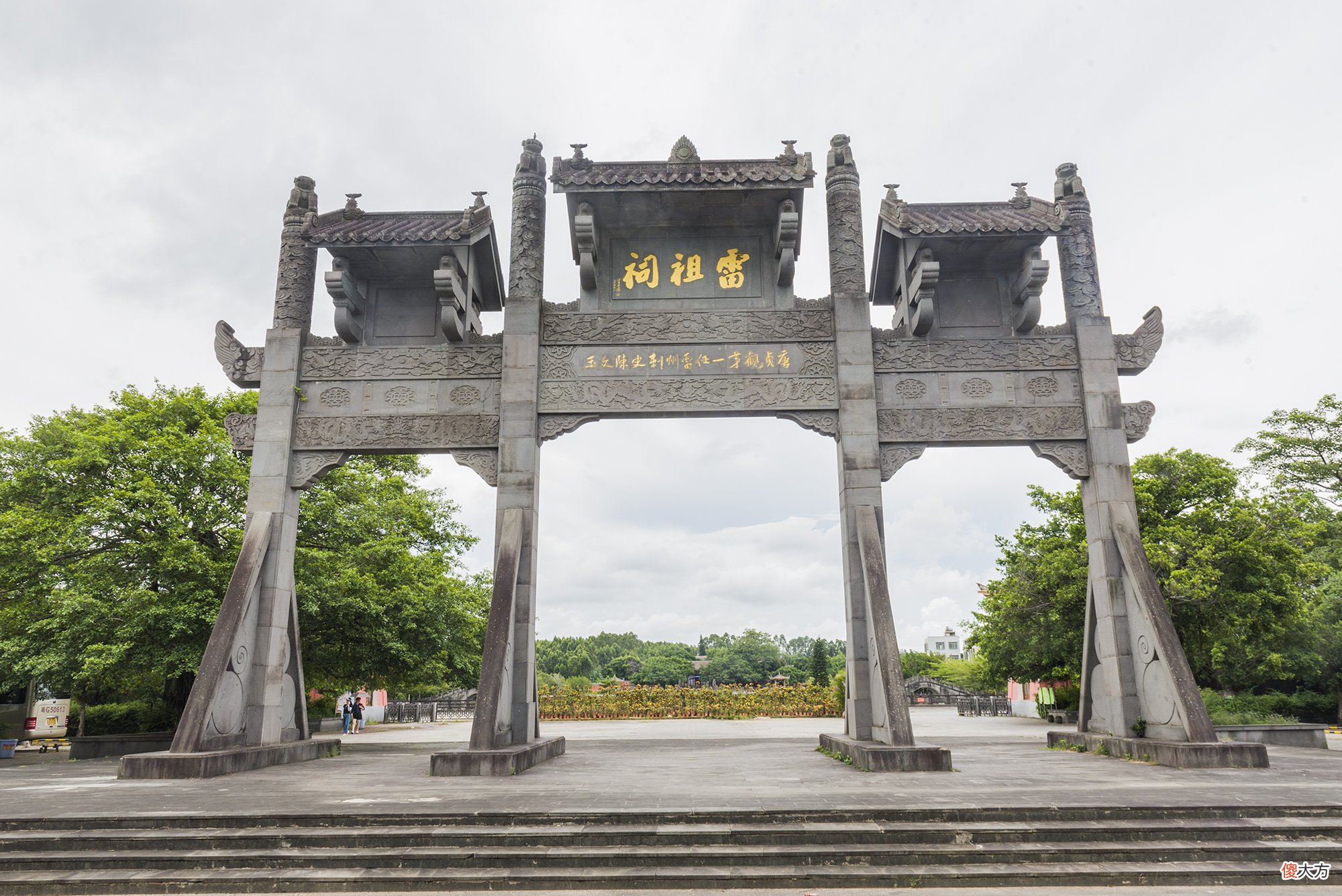 【历史故事】广州湛江有座庙宇，外观并无不同，大殿前却跪着4个很奇怪的石人