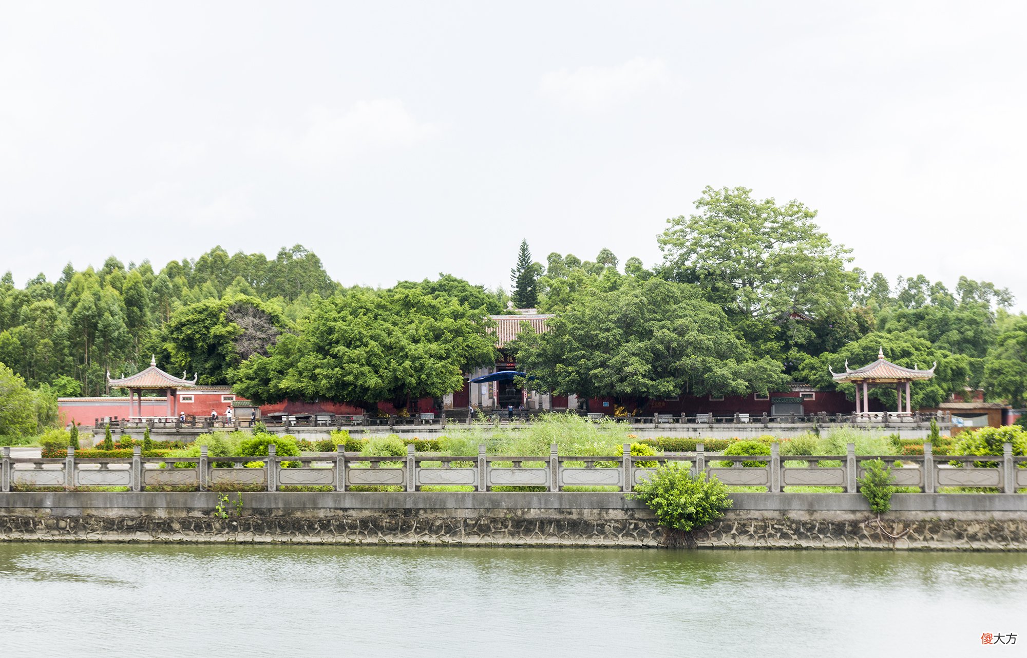 【历史故事】广州湛江有座庙宇，外观并无不同，大殿前却跪着4个很奇怪的石人