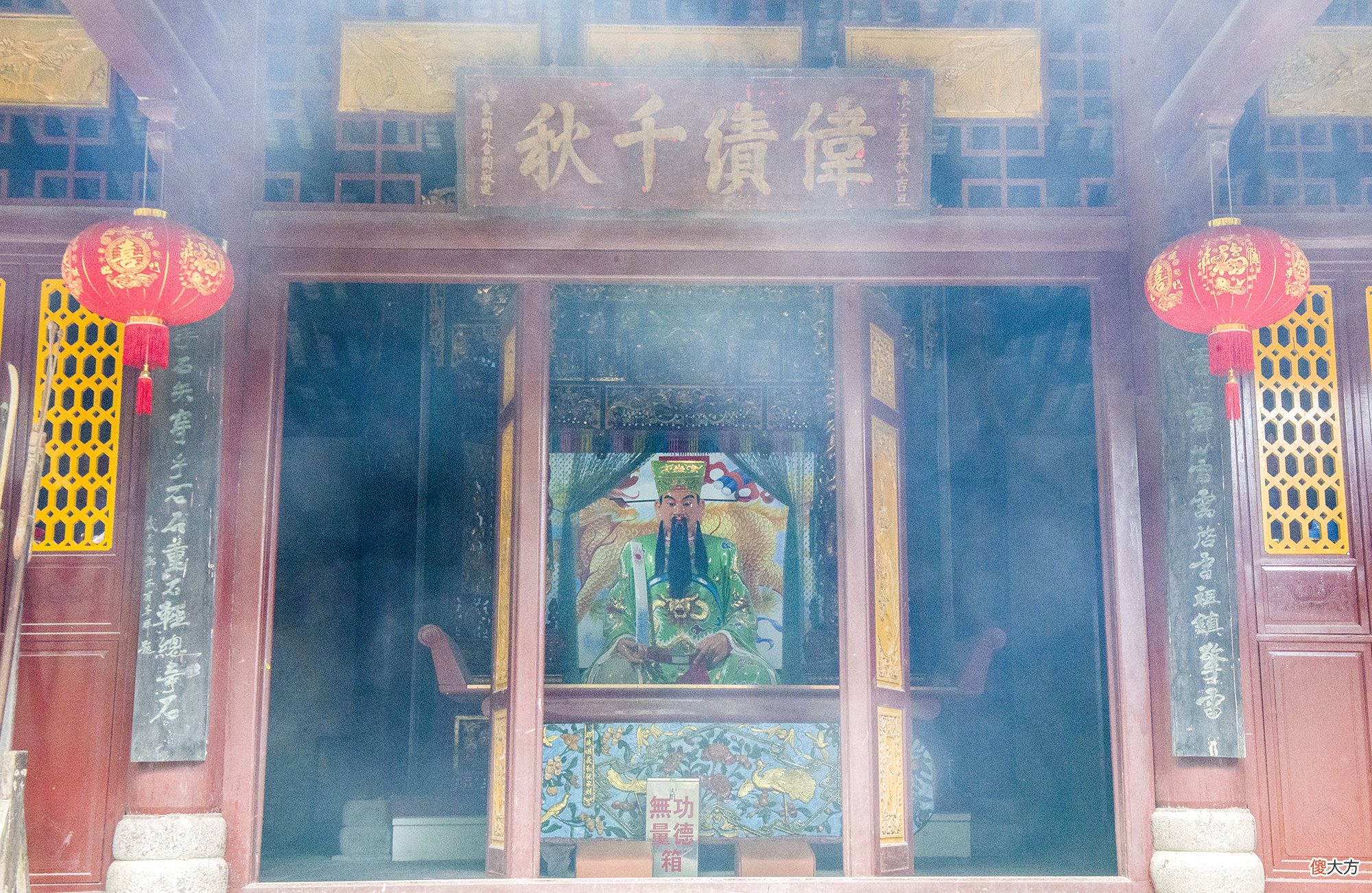 【历史故事】广州湛江有座庙宇，外观并无不同，大殿前却跪着4个很奇怪的石人