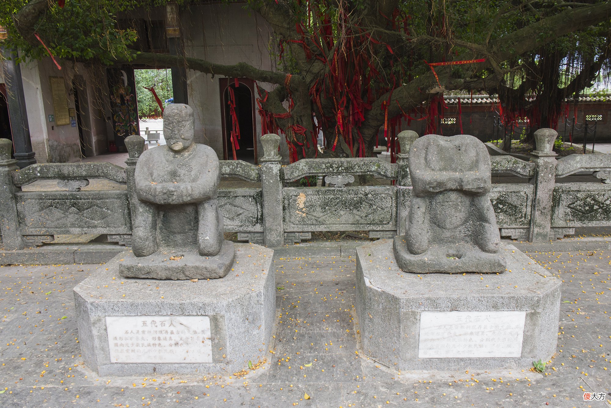 【历史故事】广州湛江有座庙宇，外观并无不同，大殿前却跪着4个很奇怪的石人