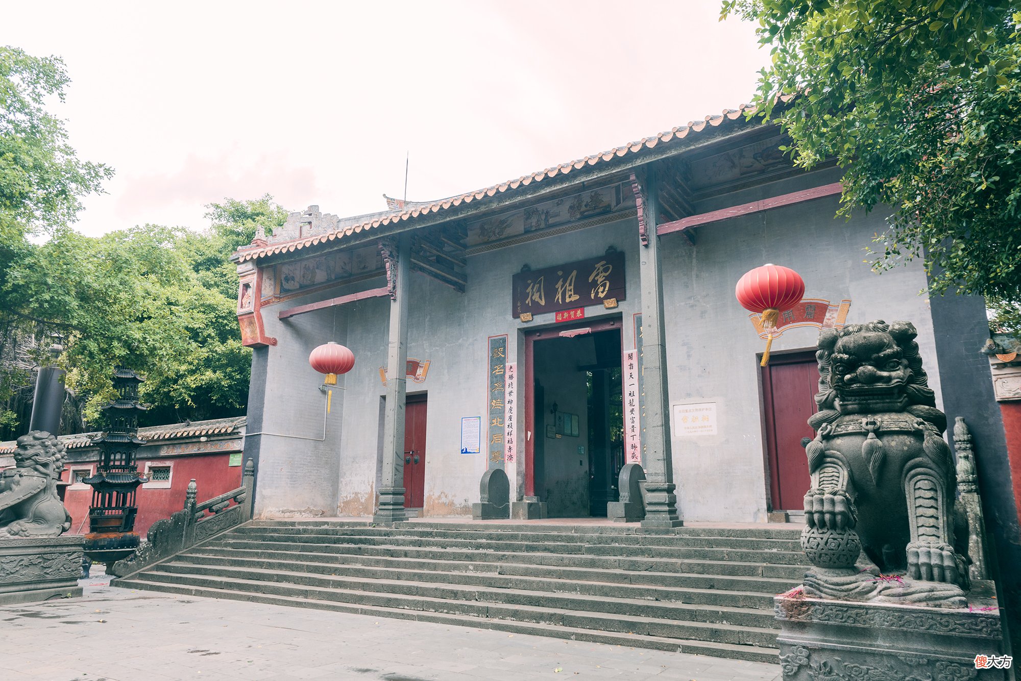 【历史故事】广州湛江有座庙宇，外观并无不同，大殿前却跪着4个很奇怪的石人