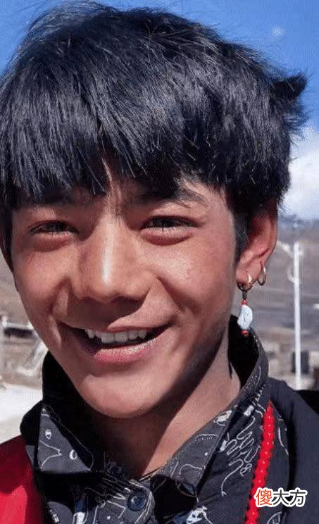 【时尚一点】“甜野男孩”丁真出席活动，穿藏袍精致庄重，发型不算成功