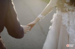 【就爱时尚】备婚攻略：婚纱到底是租还是买