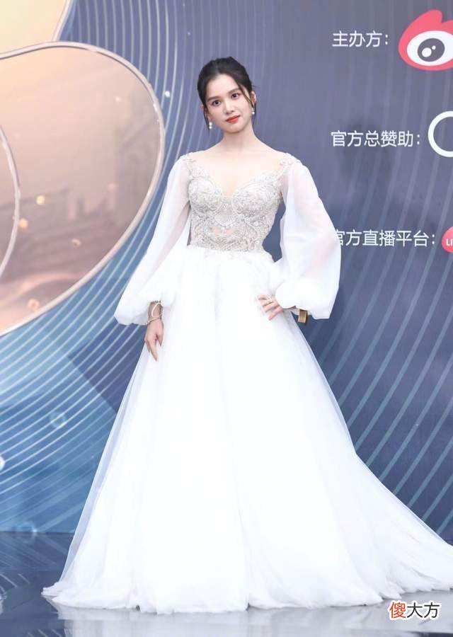 【时尚一点】红毯穿搭，毛晓彤被发饰扣分不如内场，倪虹洁齐溪让人惊喜
