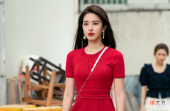 【就爱时尚】欢乐颂3：方芷衡确实是隐形富婆，背3W包穿1W凉鞋，蓁蓁比她还豪